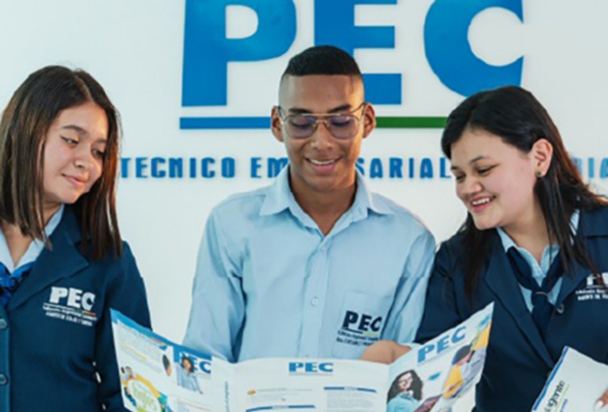 Estudiantes del PEC Politécnico Empresarial Colombiano revisando material informativo sobre programas académicos.