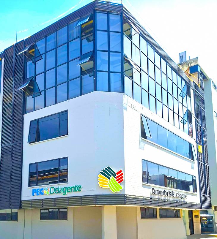 Sede principal del PEC Politécnico Empresarial Colombiano, ubicada en una tradicional casa colonial con amplios espacios y zonas verdes.
