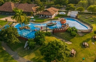 Instalaciones del PEC Politécnico Empresarial Colombiano con zonas recreativas, piscina y espacios naturales para los estudiantes.