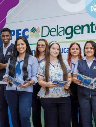 Estudiantes del PEC Politécnico Empresarial Colombiano participando en actividades educativas y de formación profesional.